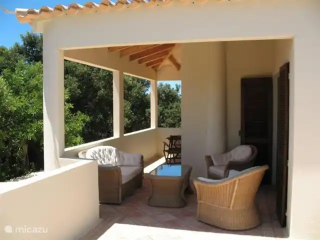 Mae Home en Portugal, Algarve, Quelfes - villa Terraza cubierta en la azotea con asientos