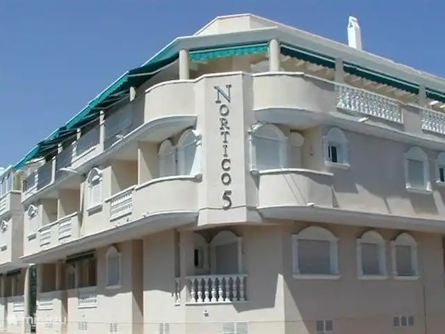 Nortico 5-app28 huren in Spanje, Costa Blanca, Torrevieja - appartement Luxe appartementen complex (2 verdiepingen) met luxe appartementen geschikt voor 4 personen, op 2e etage in Nortico 5- Torrevieja.
Met ruime open keuken, woonkamer, 2 slaapkamers ,groot balkon, garage in  souterrain  en groot privé dakterras,