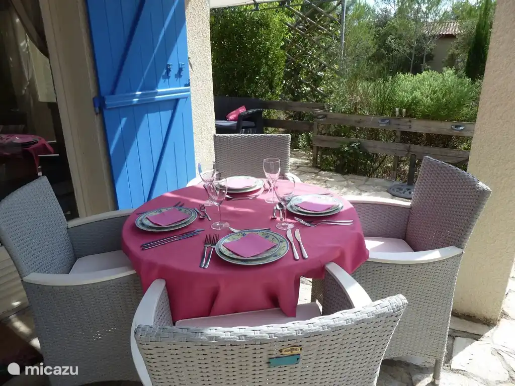 Überdachte Terrasse vor dem Haus