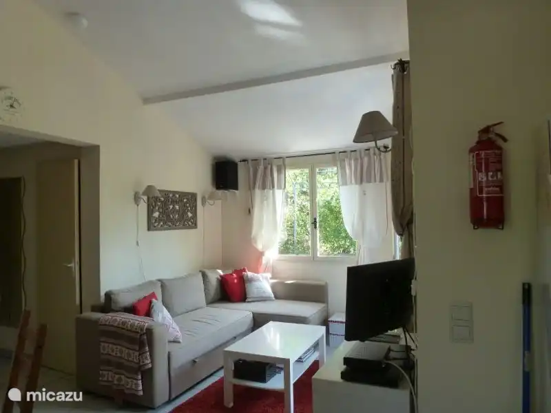 Wohnzimmer (Schlafcouch) mit Sat-TV und DVD-Recorder