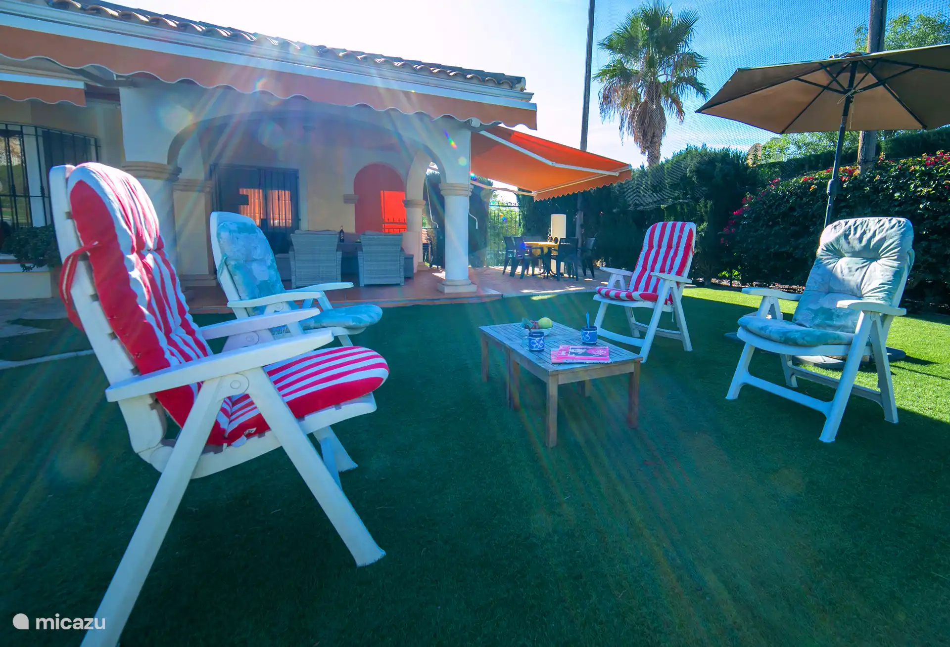 Chaises de jardin, patio et terrasse avec table de jardin à manger