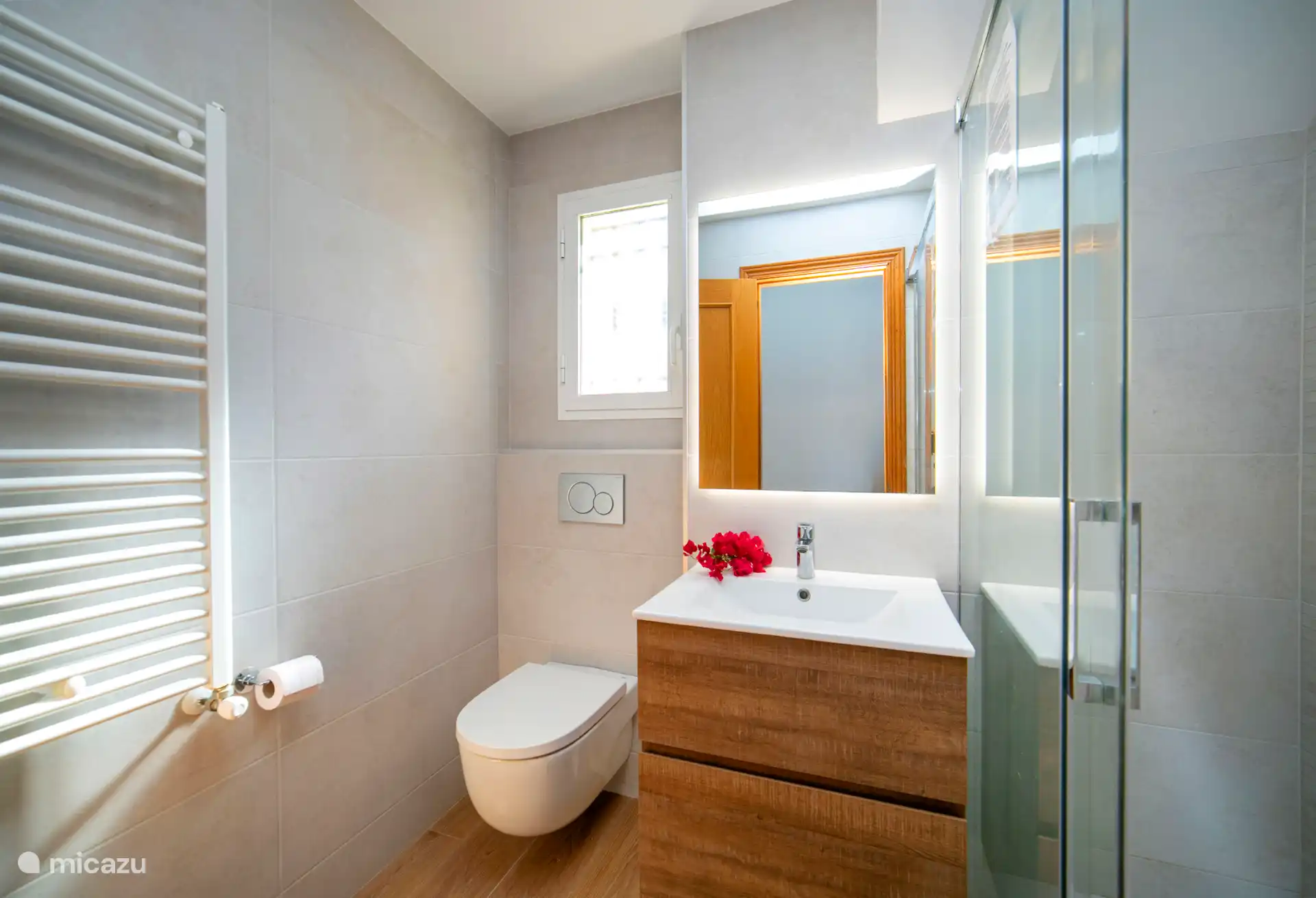1re salle de bain, adjacente à la chambre principale
