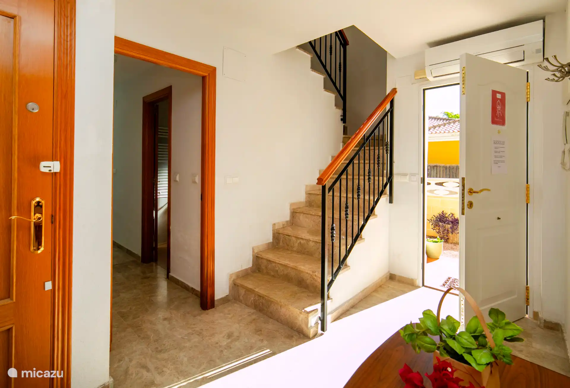 Hall avec escaliers