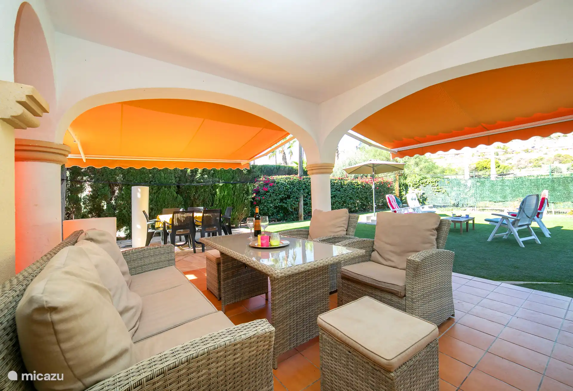 Patio couvert avec sièges