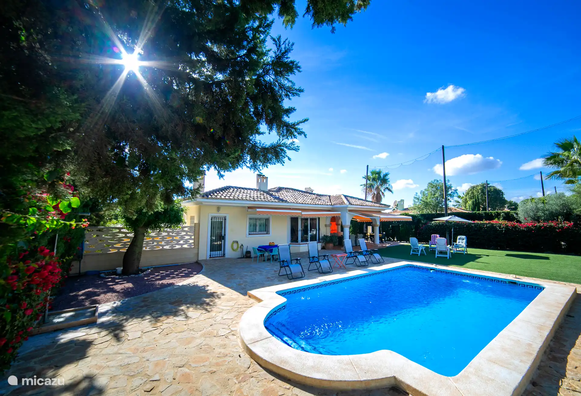 Piscine, terrasse, jardin.