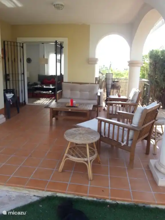 Überdachte Terrasse mit Sitzgelegenheiten. Terrasse rund um Pool mit Grill, Gartensitzplatz, Liegestühle und Sonnenschirme. Vom Garten aus haben Sie einen Blick auf den Golfplatz.