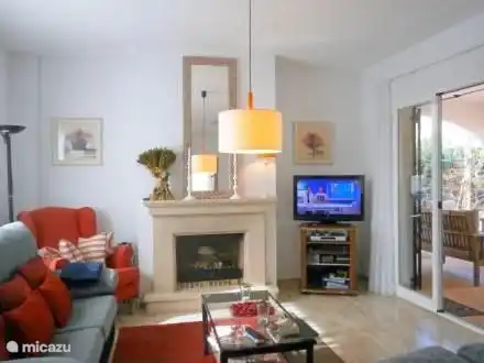 Wohnzimmer mit 2 Einzelbetten 2 & 2 Sessel, TV, DVD-Player, Kamin und Klimaanlage.