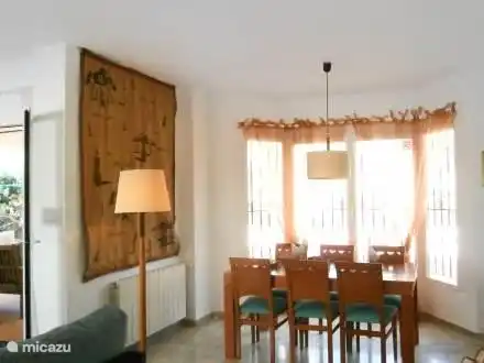 Im Wintergarten ausziehbaren Esstisch und 6 Stühlen.