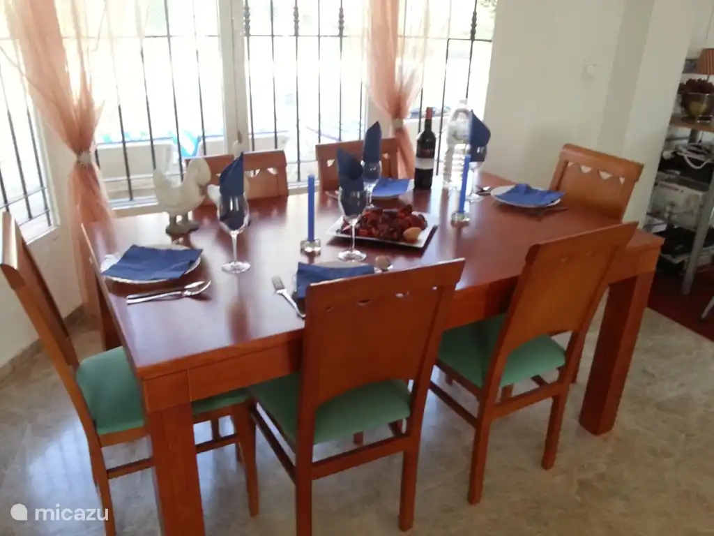 Der Wintergarten ausziehbaren Esstisch und 6 Stühlen.