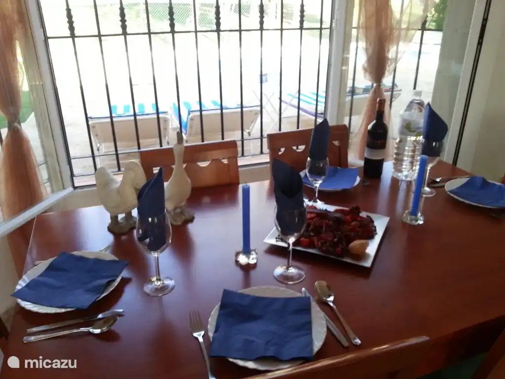 Der Wintergarten ausziehbaren Esstisch und 6 Stühlen.