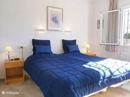 Eines der Schlafzimmer mit 2 1-Personen-Betten, Nachttische, Einbauschrank und Fensterläden. In einem zusätzlichen Schlafzimmer TV.
Aircon ganzen Schlafzimmerboden.