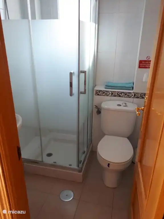 3. Badezimmer mit Duschkabine, WC &amp; Waschbecken..