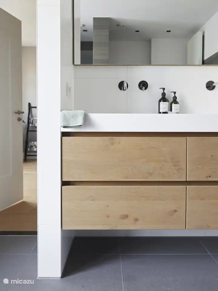 2. Badezimmer mit ebenerdiger Dusche, WC, Doppelwaschbecken.