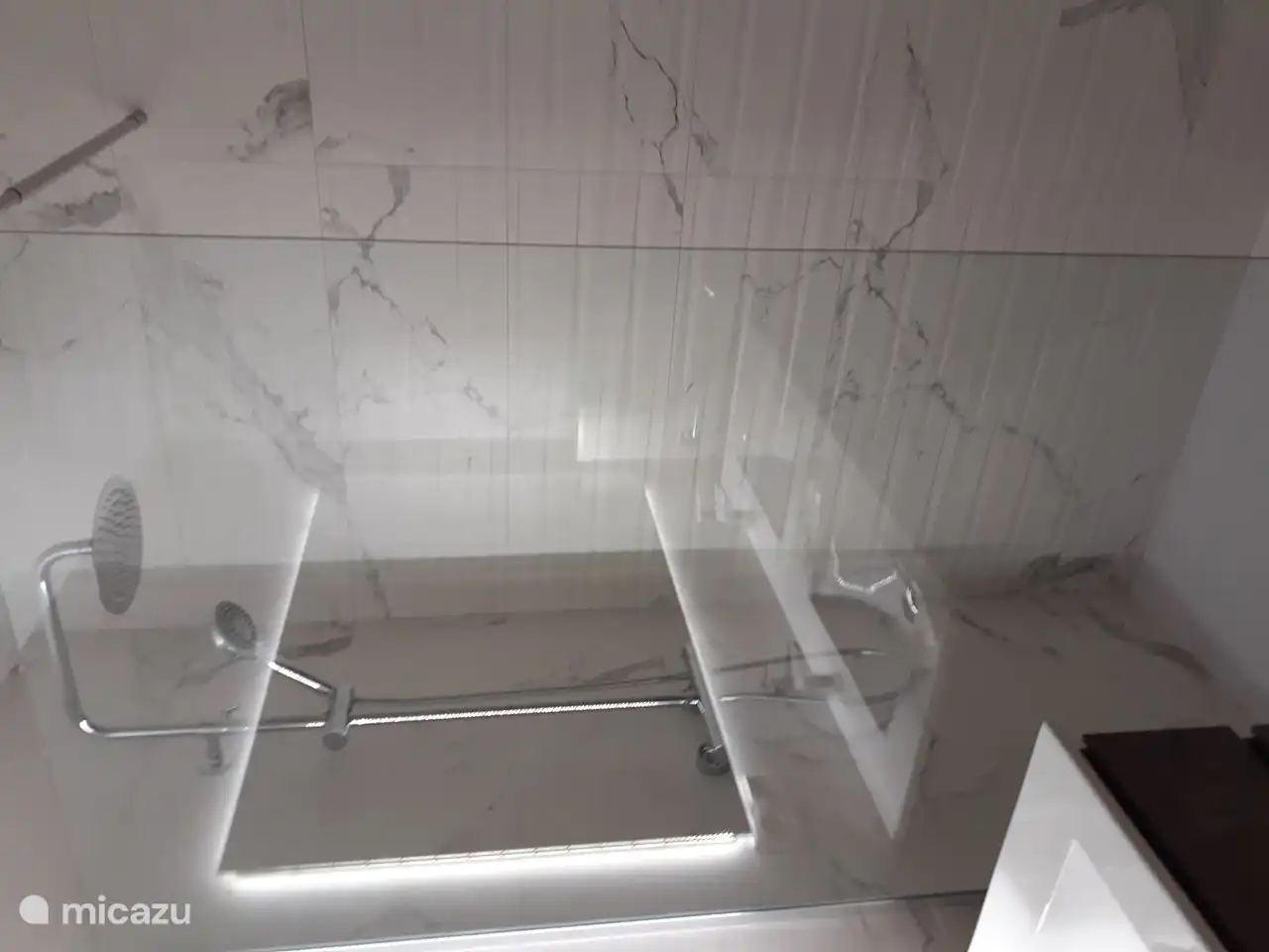 2. Badezimmer mit ebenerdiger Dusche, Doppelwaschbecken und WC.