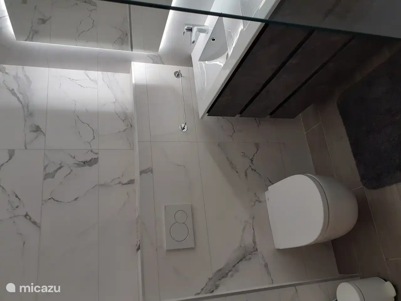 2. Badezimmer mit ebenerdiger Dusche, Doppelwaschbecken &amp; WC