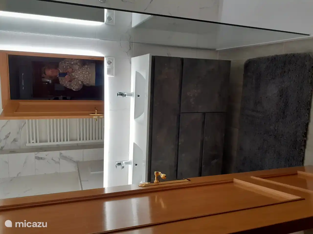 2. Badezimmer mit ebenerdiger Dusche, Doppelwaschbecken und WC