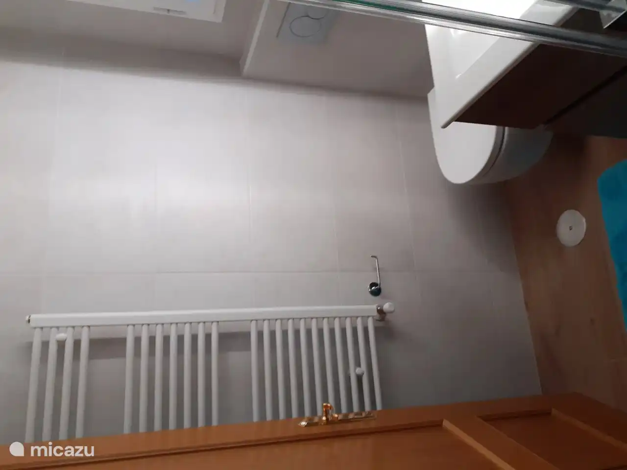 1. Badezimmer mit ebenerdiger Dusche, Waschbecken und WC