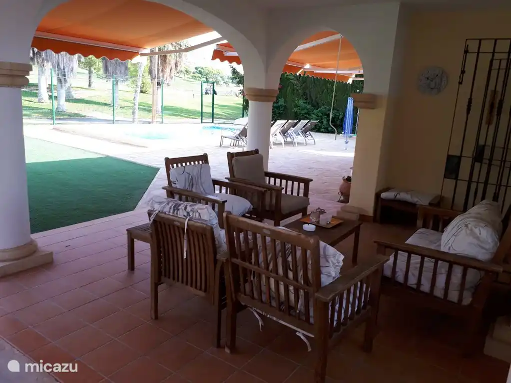 Überdachte Terrasse mit Gartenmöbeln