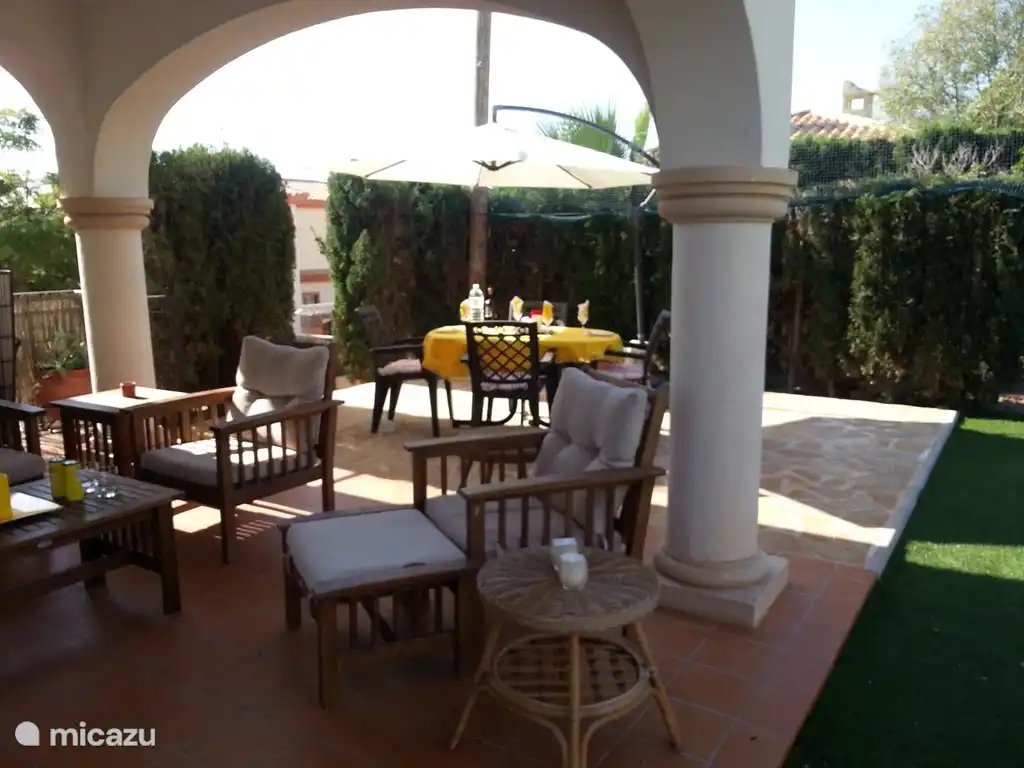 Überdachte Terrasse mit Sitzgelegenheiten. Terrasse rund um Pool mit Grill, Gartensitzplatz, Liegestühle und Sonnenschirme. Vom Garten aus haben Sie einen Blick auf den Golfplatz.