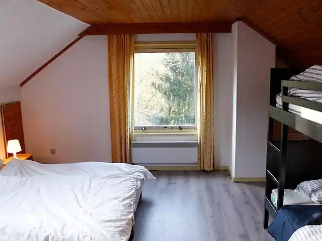 villa en Bélgica, Ardenas, Dochamps – Bonvie La villa tiene 4 dormitorios con un total de alojamiento para dormir para 12 personas.
Esta casa es amigable para los niños y tiene mucho espacio para que los niños jueguen.
Hay 2 camas para niños, una caja y tronas disponibles.
