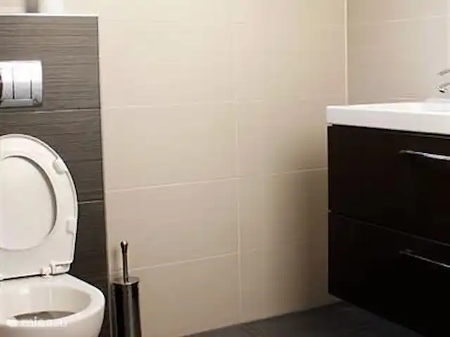 villa en Bélgica, Ardenas, Dochamps – Bonvie La villa tiene 3 baños (2 con ducha y 1 con bañera). Hay 3 aseos, 1 de los cuales está separado.