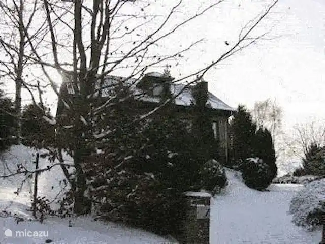 villa en Bélgica, Ardenas, Dochamps – Bonvie La villa se encuentra cerca de Baraque Fraiture, una de las mejores pistas de esquí de Bélgica. También hay varias oportunidades de esquí de fondo en el invierno. Lugares agradables como La Roche y Durbuy están cerca.