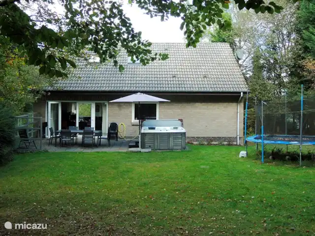 villa en Bélgica, Ardenas, Dochamps – Bonvie Panorámica desde el jardín.