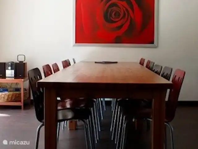 villa en Bélgica, Ardenas, Dochamps – Bonvie La gran mesa de comedor está justo al lado de la cocina.