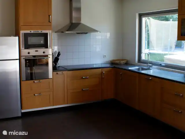 villa en Bélgica, Ardenas, Dochamps – Bonvie La moderna cocina totalmente equipada incluye; nevera, cocina de 4 fuegos, horno, microondas y lavavajillas. Hay una lavadora.