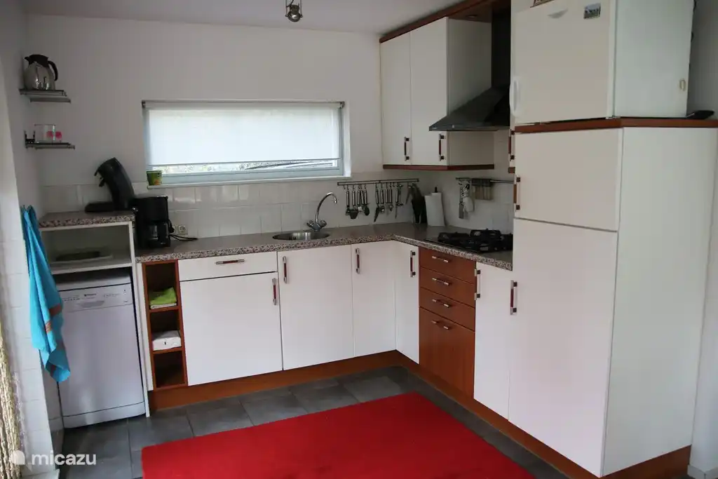 Moderne Küche komplett ausgestattet.