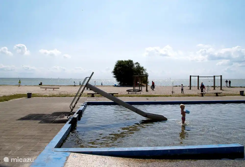 Das IJsselmeer ist in der Nähe und sehr kinderfreundlich.