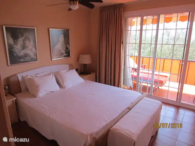 Location de Vacances Espagne, Costa Brava, Lloret de Mar, appartement - Villa Solveig La chambre principale avec un lit double de 2,10 x 1,80 m. Accès direct au balcon.