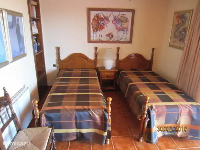 Location de Vacances Espagne, Costa Brava, Lloret de Mar, appartement - Villa Solveig L’autre chambre. Les deux lits peuvent être convertis en un lit double complet. Convient donc également pour deux couples.
