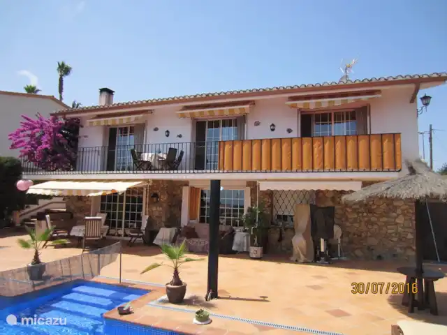 Location de Vacances Espagne, Costa Brava, Lloret de Mar, appartement - Villa Solveig Façade de la maison sous un angle différent.