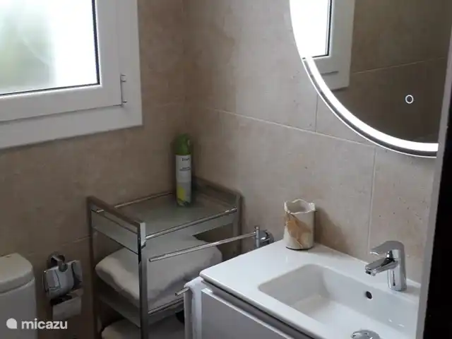 Location de Vacances Espagne, Costa Brava, Lloret de Mar, appartement - Villa Solveig La petite salle de bain, entièrement rénovée en 2023.