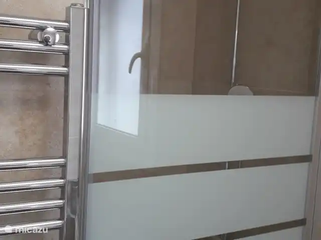 Location de Vacances Espagne, Costa Brava, Lloret de Mar, appartement - Villa Solveig Espace douche de la petite salle de bain.