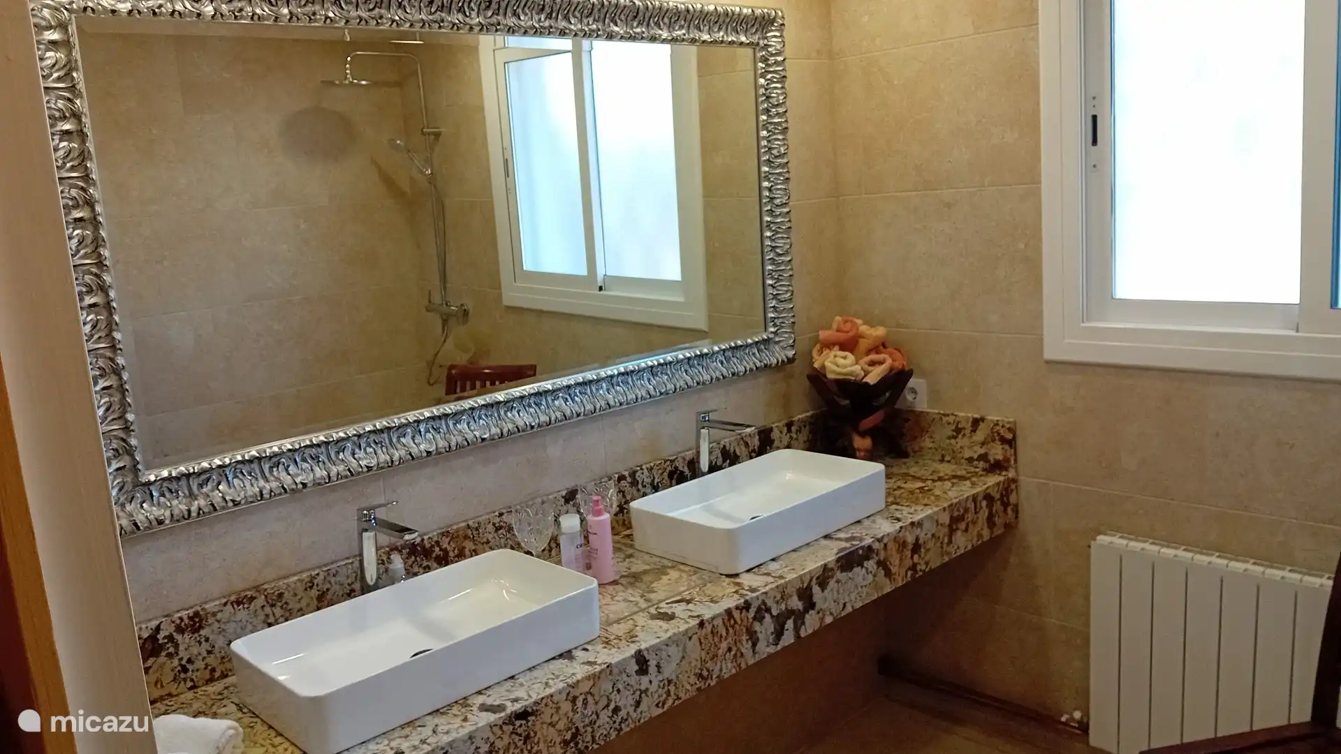 De in dec. 2024 geheel gerenoveerde grote badkamer.