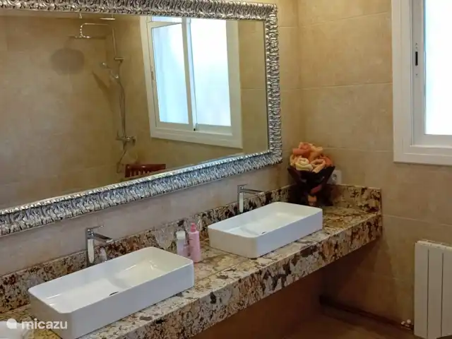 Location de Vacances Espagne, Costa Brava, Lloret de Mar, appartement - Villa Solveig La grande salle de bain, entièrement rénovée en déc. 2024.