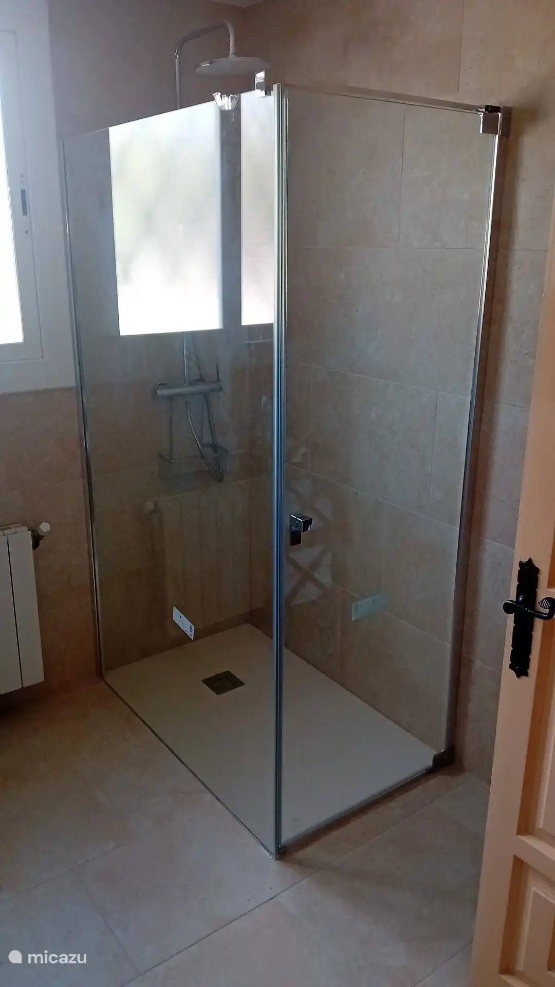 Douchegedeelte van de grote badkamer.