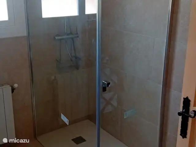 Location de Vacances Espagne, Costa Brava, Lloret de Mar, appartement - Villa Solveig Espace douche de la salle de bain principale.
