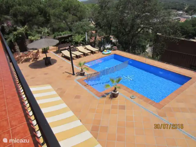 Location de Vacances Espagne, Costa Brava, Lloret de Mar, appartement - Villa Solveig Vue du balcon sur la terrasse inférieure et la piscine.