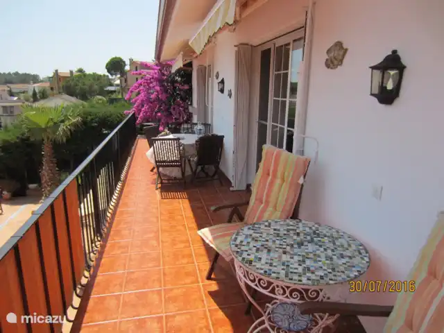 Location de Vacances Espagne, Costa Brava, Lloret de Mar, appartement - Villa Solveig Le balcon d’environ 14 mètres de long à l’avant.