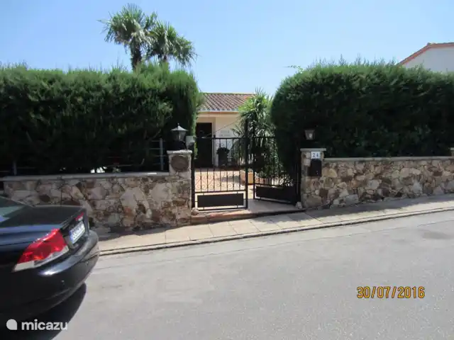 Location de Vacances Espagne, Costa Brava, Lloret de Mar, appartement - Villa Solveig Accès du côté de la rue avec toujours votre propre place pour vous garer.