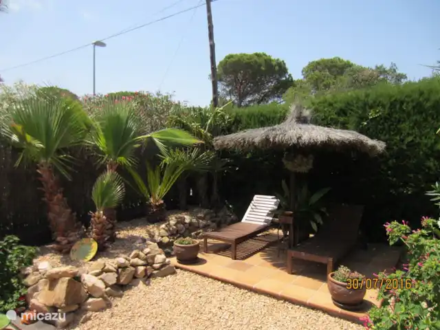 Location de Vacances Espagne, Costa Brava, Lloret de Mar, appartement - Villa Solveig Terrasse située dans le jardin supérieur.
