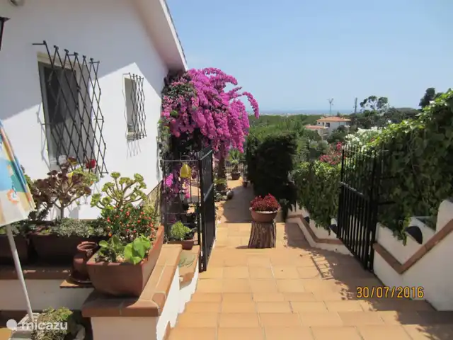 Location de Vacances Espagne, Costa Brava, Lloret de Mar, appartement - Villa Solveig Les escaliers du jardin supérieur à la terrasse inférieure.