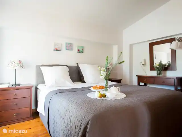 Jasmin & Olives huren in Griekenland, Kreta, Perama - geschakelde woning Slaapkamer met tweepersoonsbed gelegen op de eerste verdieping. Heerlijk koel slapen met airco.