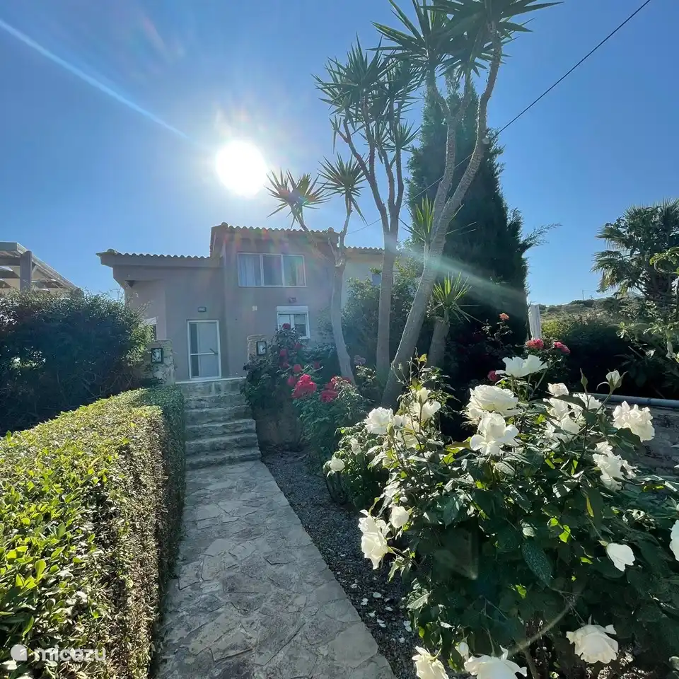 Blick von der untersten Terrasse auf die Vorderseite des Hauses.
