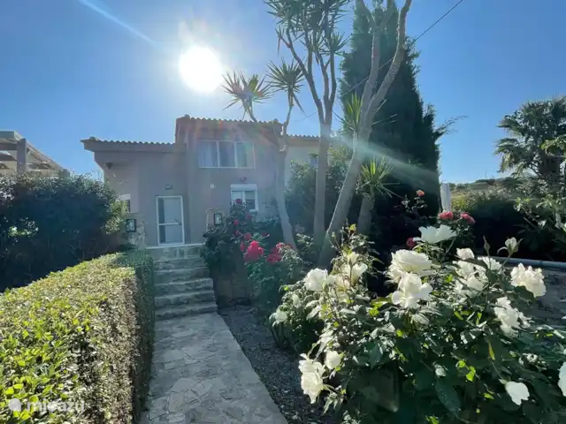 Jasmin & Olives huren in Griekenland, Kreta, Perama - geschakelde woning Zicht vanaf het laagst gelegen terras richting de voorkant van het huis.