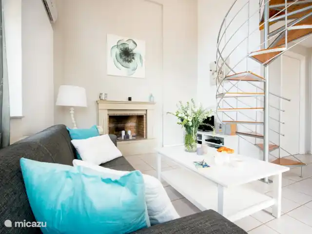 Jasmin & Olives huren in Griekenland, Kreta, Perama - geschakelde woning Woonkamer met sofa-bank die als volwaardig tweepersoonsbed te gebruiken is indien gewenst.