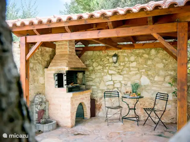 Jasmin & Olives huren in Griekenland, Kreta, Perama - geschakelde woning De BBQ met overkapping waar een heerlijk stukje vlees of een visje klaar gemaakt kan worden.